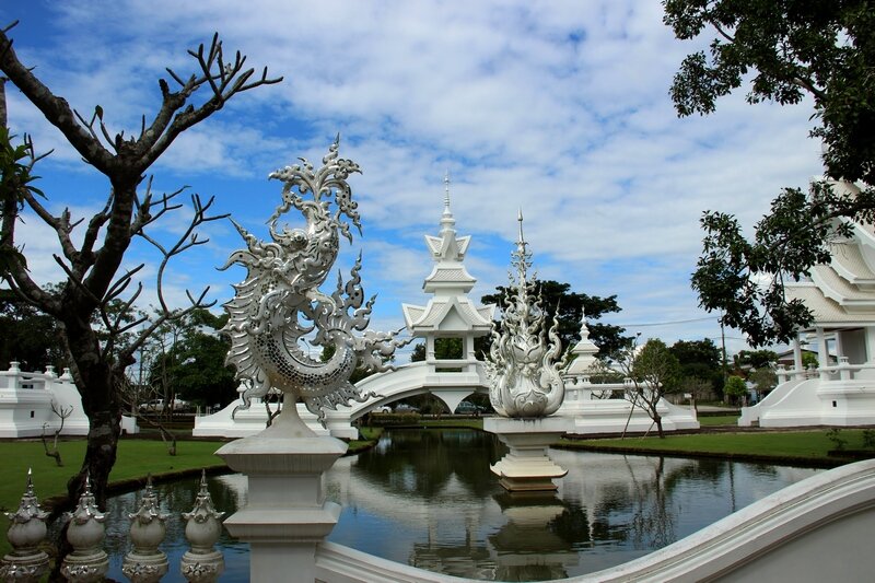 белый храм в городе чианграй таиланд