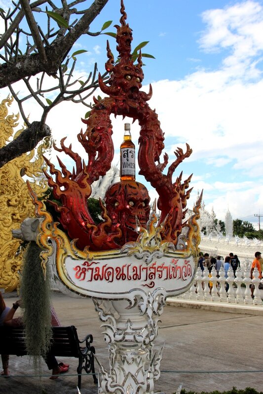 белый храм в городе чианграй таиланд